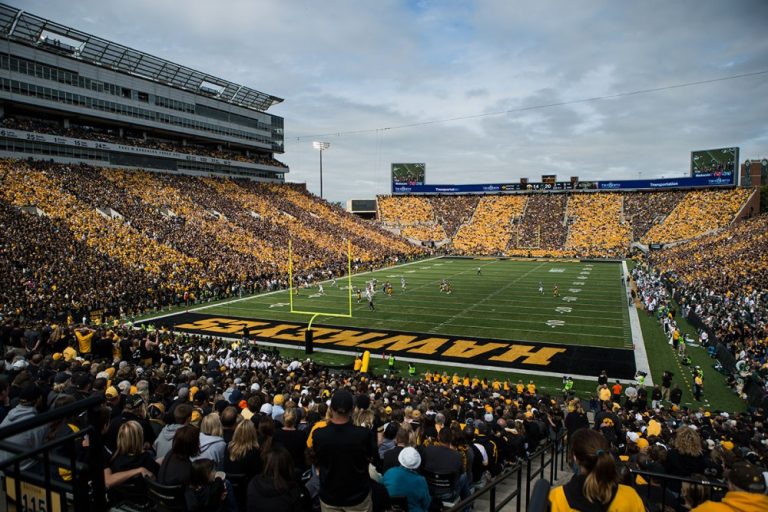 Ranking The Best Football Stadiums In The Nation | DailyForest | Page 10