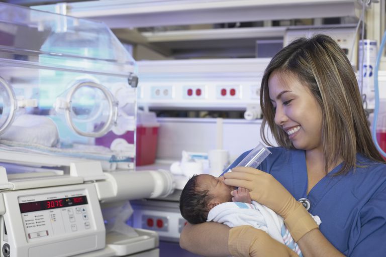 Una Bebe Y Una Enfermera